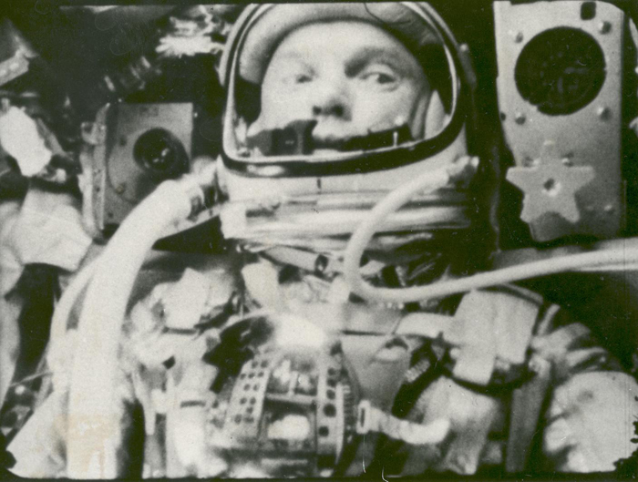 Space History Photos: Astronaut John Glenn in a State of Weightlessness During Friendship